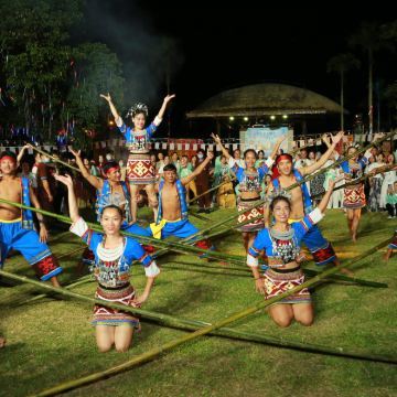 三亚海南槟榔谷一日游【黎苗风情文化村+含景区门票+往返接送】 三亚海南槟榔谷一日游【黎苗风情文化村+含景区门票+往返接送】