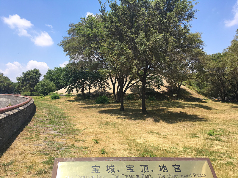 方城之后是月牙城和宝城,在宝城中心,上为宝顶,下为地宫.