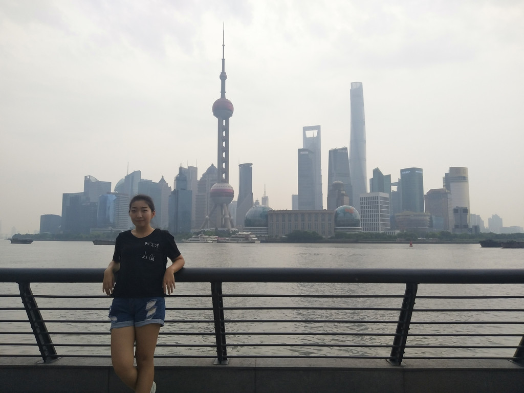 白天的外滩,以及一个路人阿姨帮忙拍的照片
