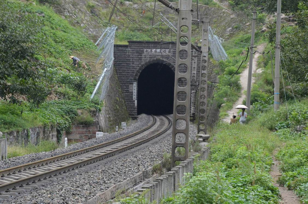 新隧道从此钻进利子依达沟右岸的山岭,下穿沟底,迂回到达左岸.