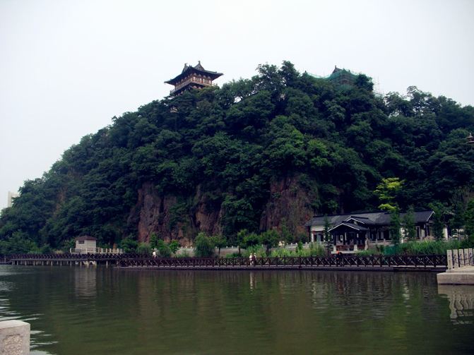 中午可以去附近吃饭,下午乘坐公交到北固山风景区.