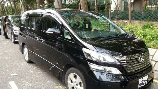 产品介绍: 【接送区域(区域内任何地点)】 香港岛/港岛南/迪斯尼/九龙/新界-香港机场(往返均可) 香港区域划分参考: 九龙:油尖旺区、深水埗区、九龙城区、黄大仙区、观塘区 新界:北区、大埔区、沙田区、西贡区、荃湾区、屯门区、元朗区、葵青区、将军澳 港岛:中西区、湾仔区、东区 港岛南区:港岛南部(包括石澳、大潭、赤柱、舂磡角、浅水湾、黄竹坑、香港仔、鸭脷洲、柴湾,小西湾) *以下区域不可送达:离岛区,天壇大佛和愉景湾 *请下单时注意选择正确的区域 *豪华七座为丰田埃尔法Toyota Alphar