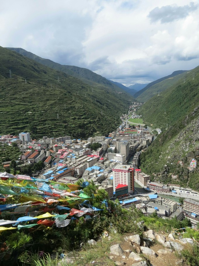 经过跑马山 看到这座山就想起一首歌《康定情歌》当时小时候经常听到