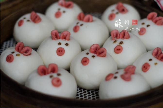 呆萌的小黄鸭,不知道是什么馅的。 征得店家允许拍照,但不好打扰人家做生意,就拍了最可爱的两种。 不爽的是,平江路也不能免俗地开了几家臭豆腐店。闷热无风的天气里,臭豆腐的气息弥漫在四周,一定能让你想起,你去过的古镇都有一家千里飘香的臭豆腐店。 不同于平江路的人潮汹涌,路边的巷子里,安静的日常生活没有改变,这里呈现出的与商业化老街完全不同的景致,很少人去体会。 比如,位于路东侧中张家巷的评弹博物馆。这里游人甚少,有谁曾驻足稍歇,听一听吴侬软语唱出的弹词?