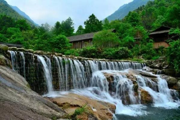 婺源北线的村落都是依山傍水,黑白色的原始古建.