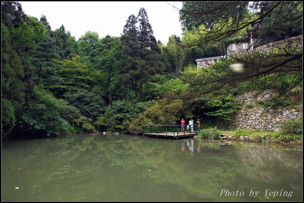 剑池景区在莫干山荫山山谷中,传说是莫邪,干将磨剑处,莫干山人气最旺