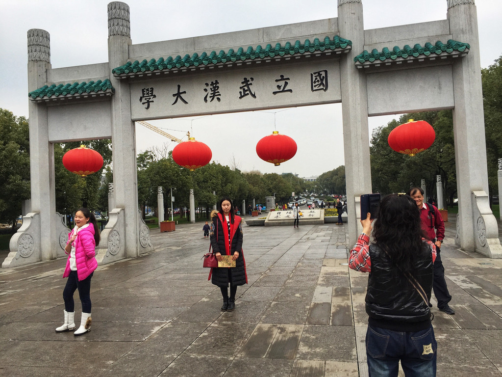 下车后的第一件事就是找国立武汉大学的牌坊,门口有卖武大的手绘