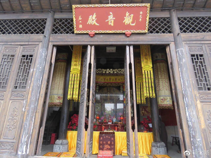 河边有一观音堂,进去参拜观览一番,庙很小,很可能是旧址新建.