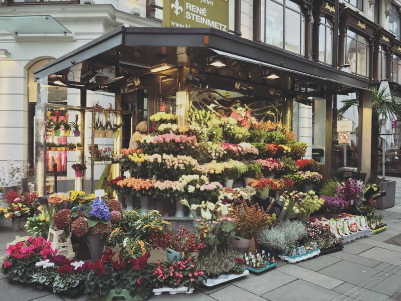 街角的花店摆满了花束