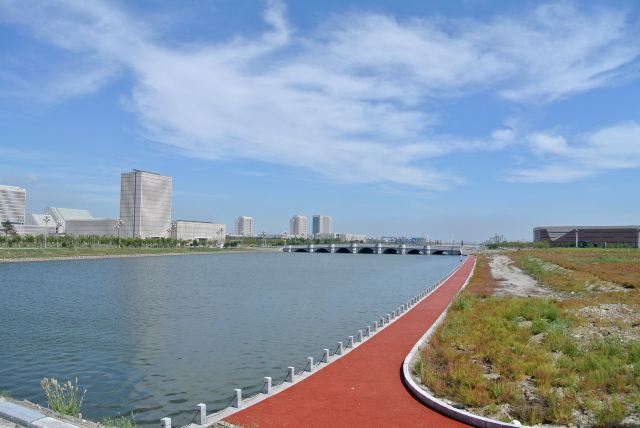辽滨新区距红海滩国家风景廊道景区大约有20余公里,听当地人说建