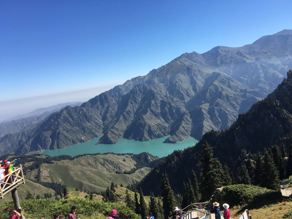               在马牙山上看天池
