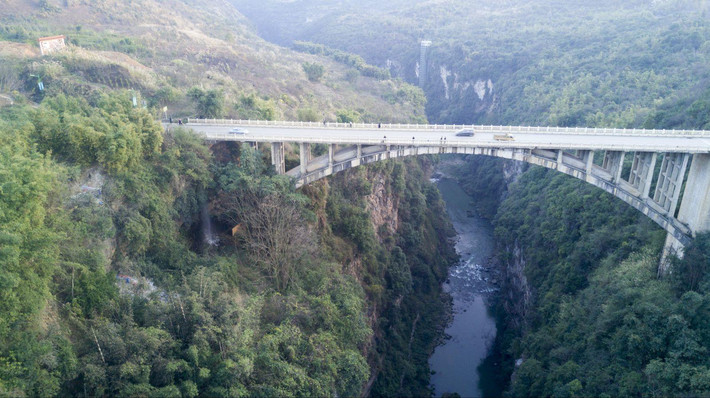 航拍的马岭河峡谷和国道上的峡谷大桥