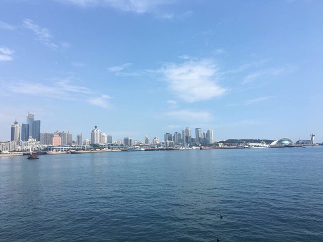 DAY4:睡到自然醒。九点半向泰山出发。11点到达天外村山脚下,一当地人主动过来搭讪,原来看我们自驾游,想主动带我们开车到半山腰,费用100。我们没有理她,老公老总说,先吃饭,才有劲爬。于是我们在附近找到一家饭店吃饭,菜味道不错!顺便打听怎么去山上。饭店员工告诉我们,私家车不能进山,只能坐旅游景点的区间车上山(到中天门),门票157,含车费30。暗自庆幸没有上当地人的当。饭后把车停到停车场,每小时5元。来到景区售票窗口买票,女儿学生证半价,教师102,减免25。虽然只优惠一点点,但为背包里放了一个暑假的教