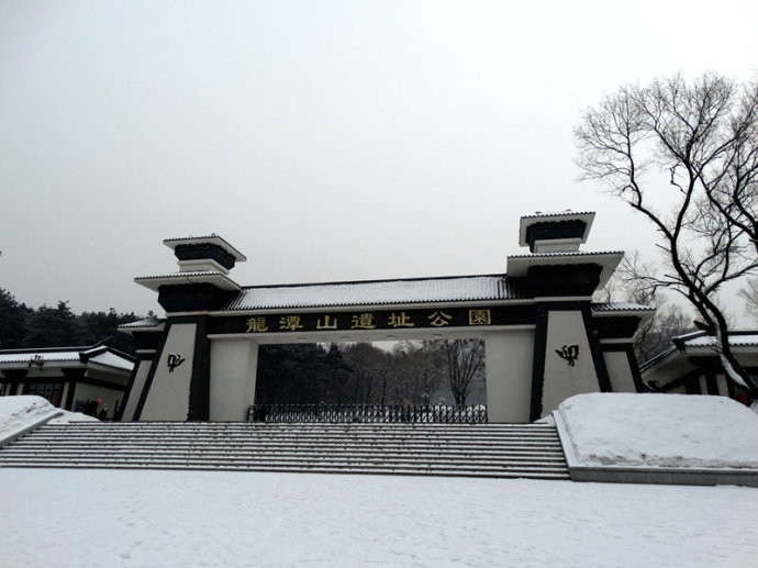 【吉林市龙潭山公园-一座龙潭山,半部东北史】龙潭山古称鹿山,位于