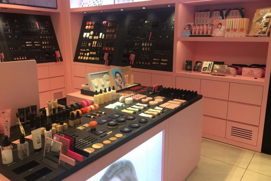 不只是韩妆,很多著名的国内外的美妆品牌在这里都有柜台.