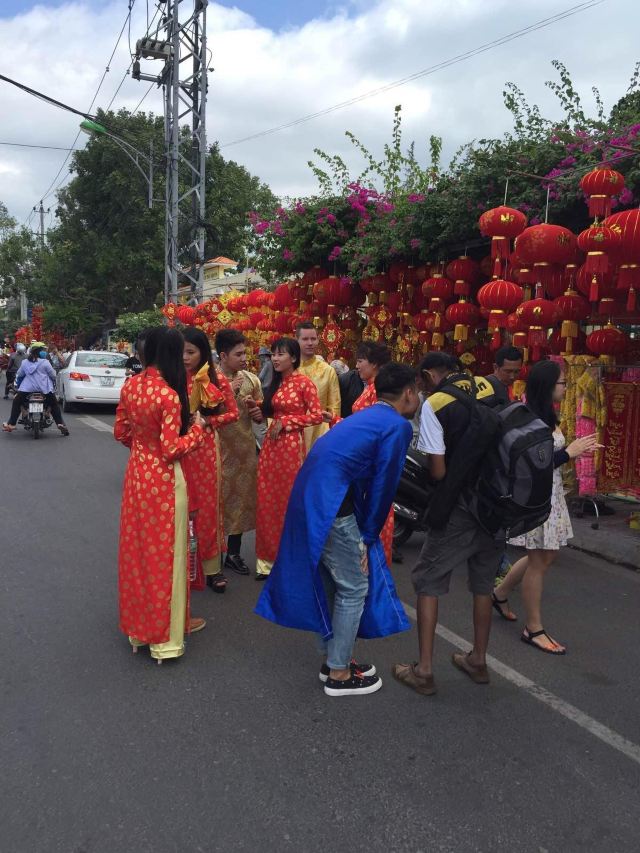 越南过农历新年,临近节日,大街上到处都是卖花的人,就形成了花市.