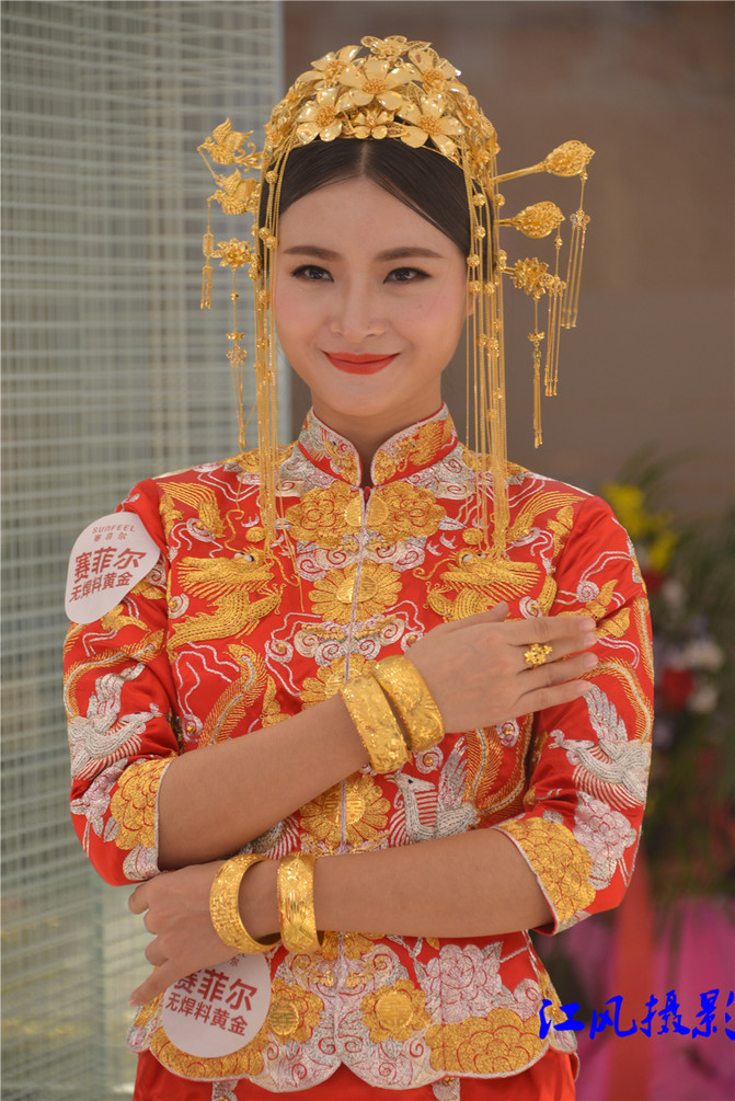 金桂福珠宝开业仪式上,请专业模特展示价值1500万元的黄金饰品新娘妆