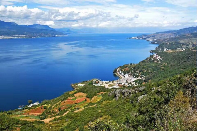 大黑山顶俯瞰抚仙湖全景