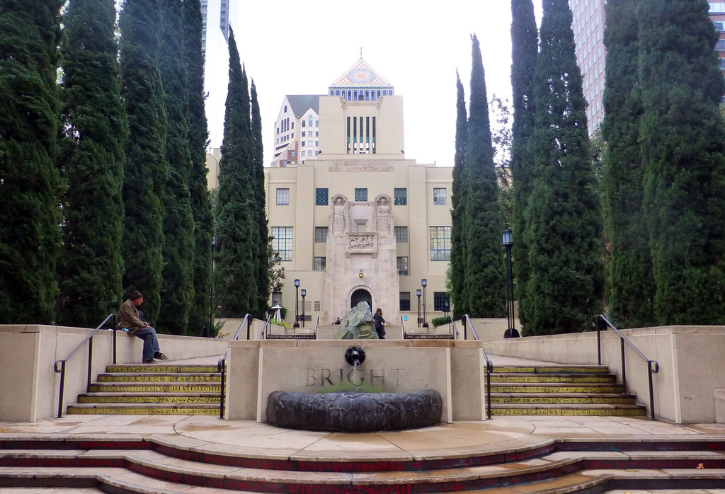 洛杉矶公共图书馆(los angeles central library)位于市中心w 5th st