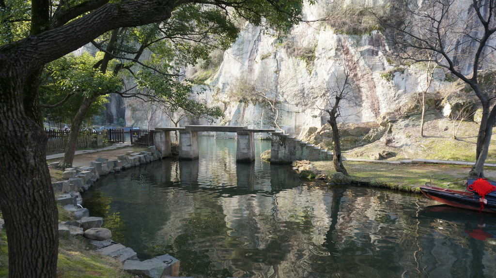 观赏完古桥,坐公交车到绍兴东湖景区,携程上买的套票,130元,可以用