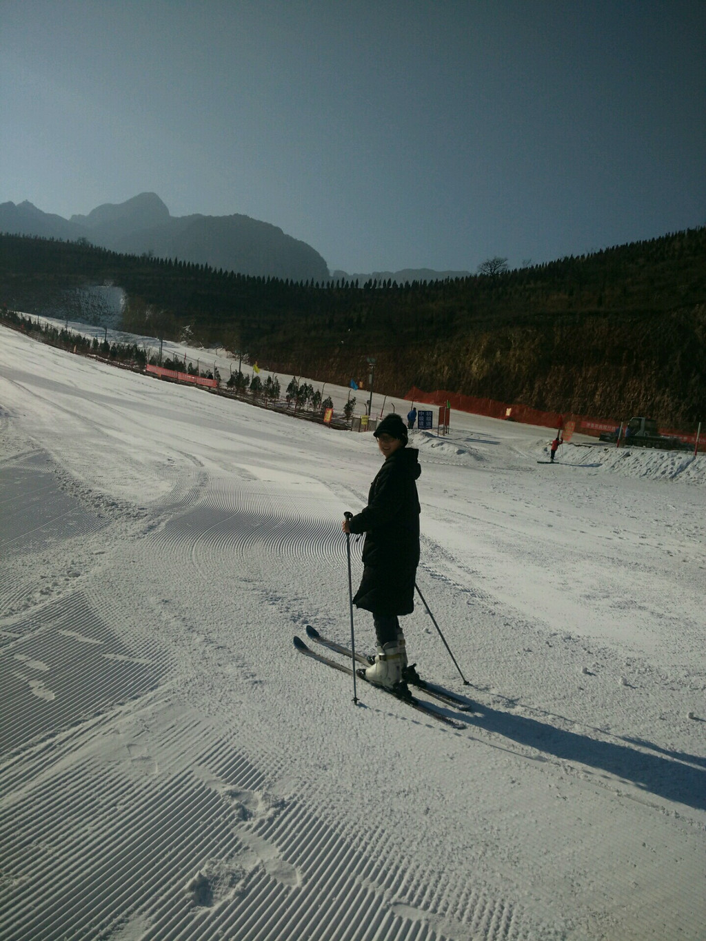 早晨5点半,我们从石家庄上高速, 9点到达五指山滑雪场,经过涉县