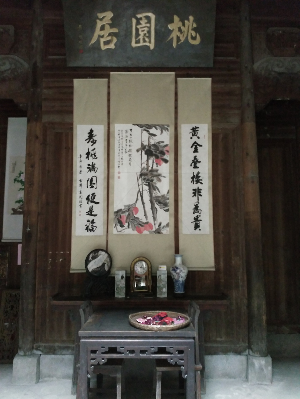 宏村村内有承志堂,德义堂,敬德堂,树人堂,乐叙堂,振绮堂等多座大小