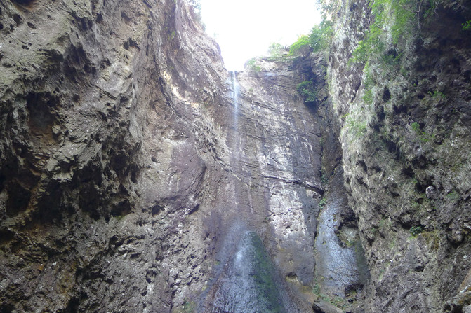 小龙湫隐于山谷,源自卧龙谷卧龙潭水,由灰褐粗犷火山石簇拥如奇秀女子