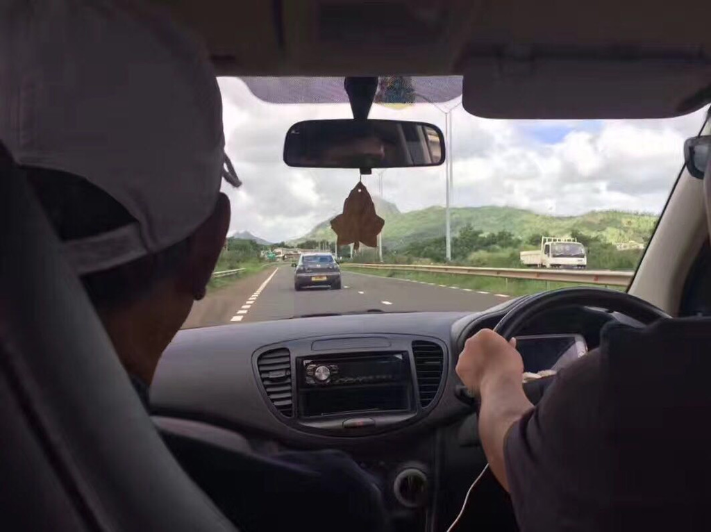 第一次驾驶右舵开车,开着开着慢慢也就找到了一些感觉,两天内沿毛球