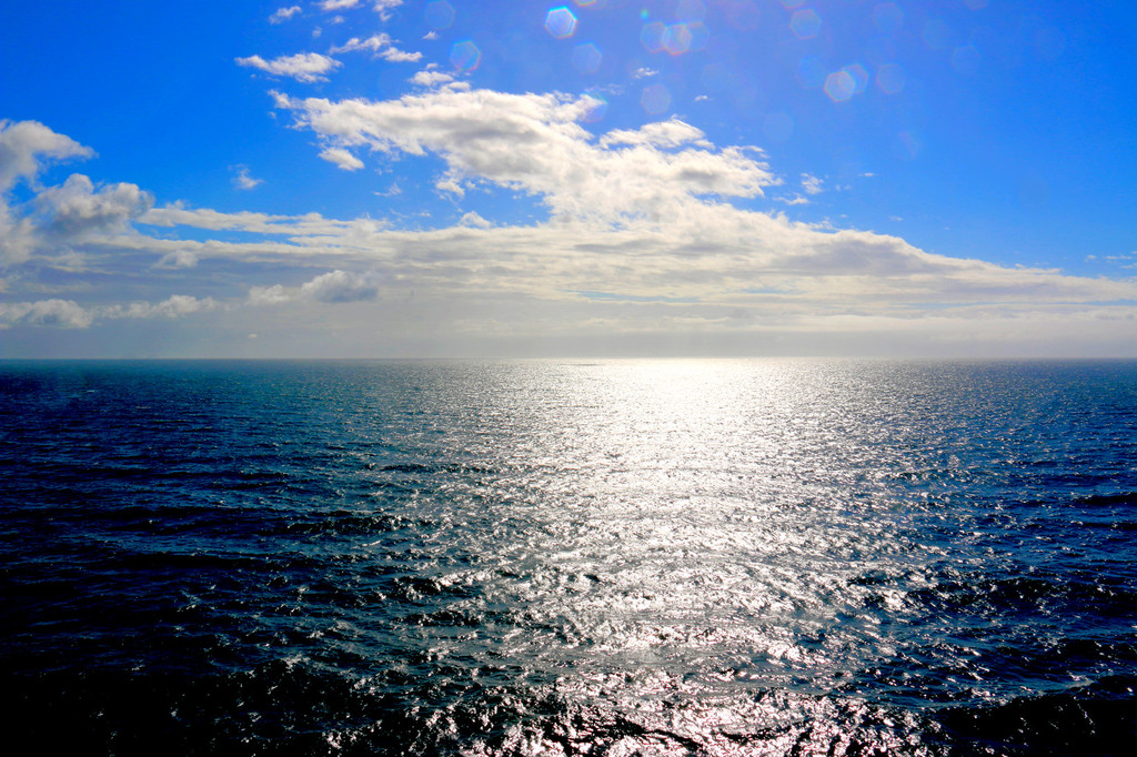 太阳的光芒照在蓝色的海水上,泛起粼粼波光,使人心情豁然开朗.