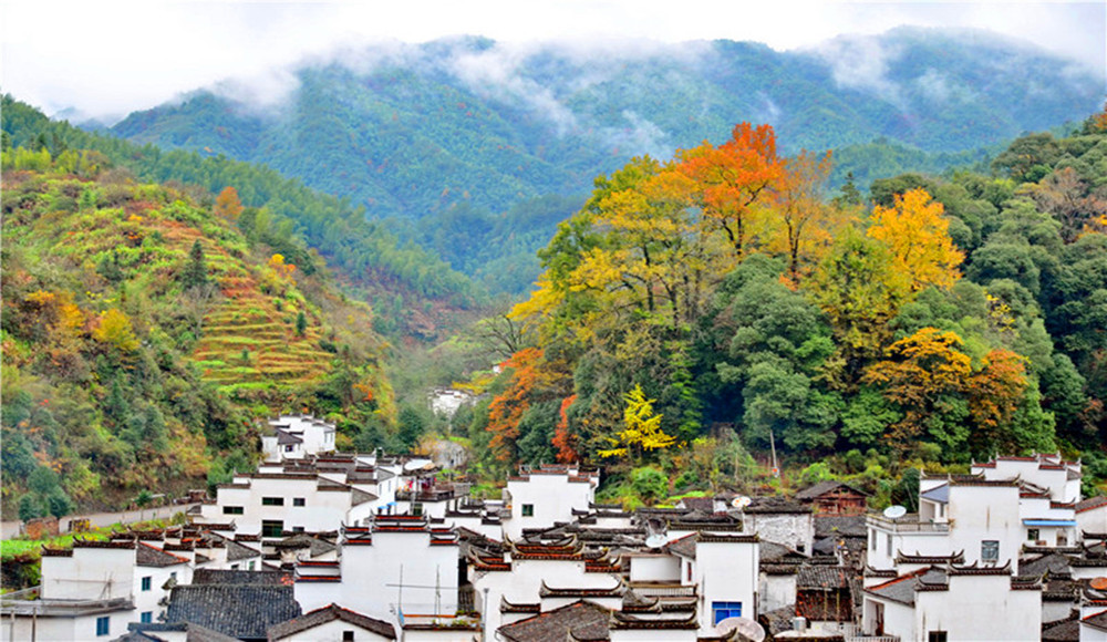 婺源县古坦乡菊径村,建于宋代,境内有宋代何氏祠堂等文物.