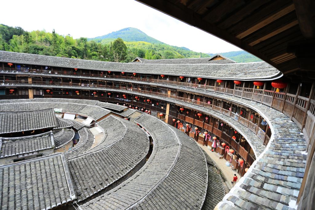 一梦十二年,摇曳至今夏,随着《大鱼海棠》的热播,十二年之约的情怀让所有人为之震撼,画面制作和后期制作让中国动画再一次突破,甚至是将国漫推向了一个新高度。前一部《大圣归来》的动画创作背景依照《西游记》,因此这部真正属于原创动画电影的《大鱼海棠》不但集合了多个中国古老文化,就连画风和人物名字都完全是中国风特色,尽管有不少粉丝感到失望,认为精细画面制作代替了本该充实的故事,而使得一部中国原创动画电影走向了琼瑶式的玛丽苏剧情。