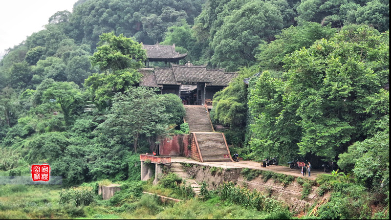 据《史记》, 《汉书》记载,乌尤山原与凌云山相连,蜀郡太守李冰治理沫