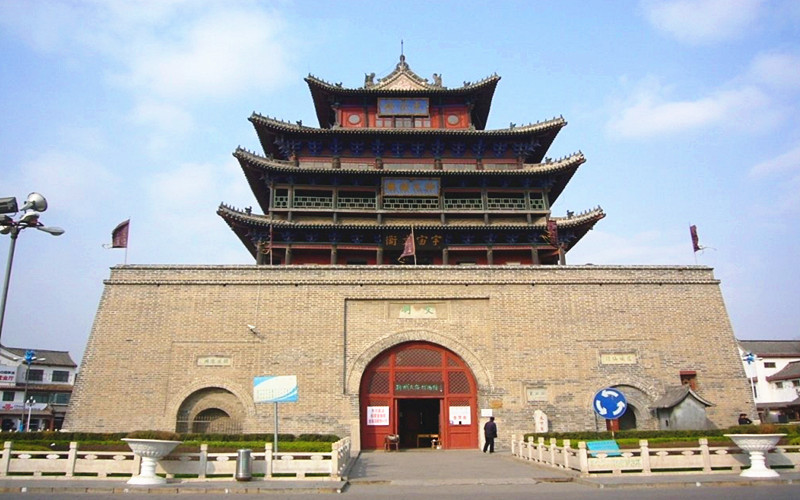 光岳楼位于聊城古城中心,外观为四重檐歇山十字脊过街式楼阁,由墩石和