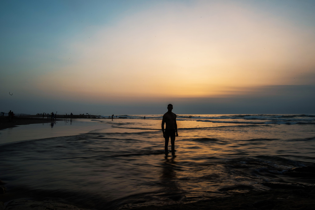 海边夕阳下的摩洛哥男人