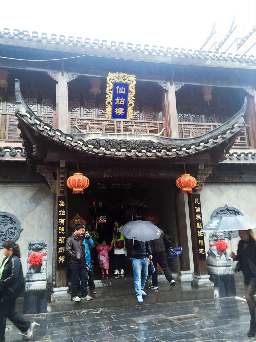 据说仙姑楼很灵验,合肥,芜湖等地的善男信女,络绎不绝,成群结队来三河