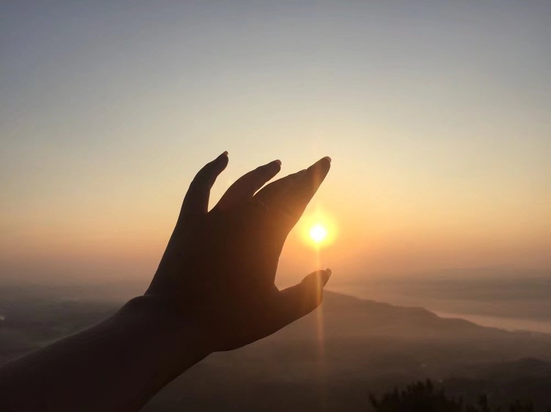 触摸了早上的第一缕阳光,仿佛大好河山都在手里.