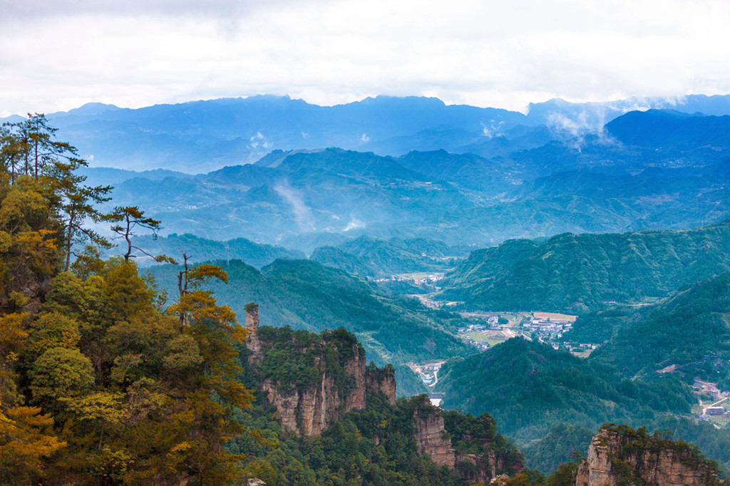 毗连天波府,西通天子山,北距索溪峪,是镶嵌在武陵源核心景区的一颗