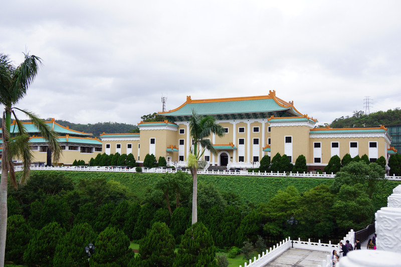 整座建筑依山而建,是中国传统的宫殿建筑形式,共4层,白墙绿瓦,庄重