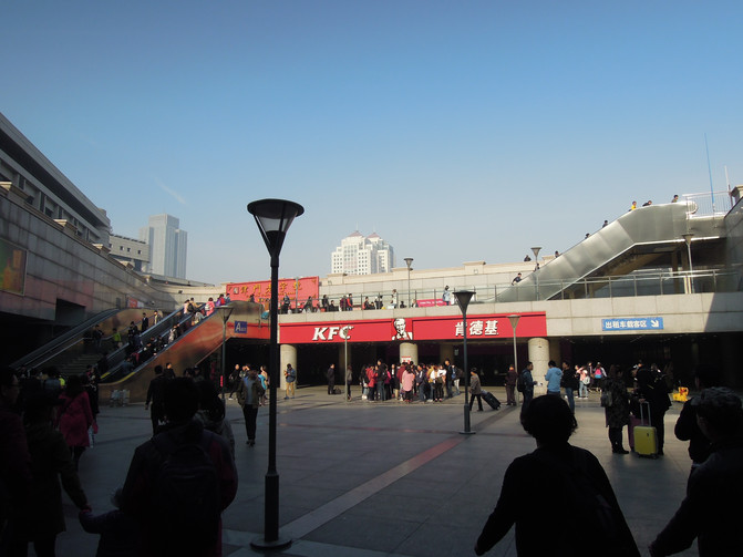 从地下步行来到这里,准备前往天津站前广场.