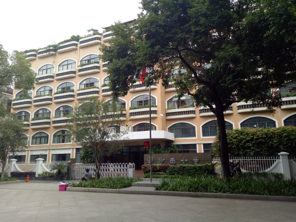 广州的沙面是以前的英法租界,里面的建筑大多是欧式风格的,也是文物