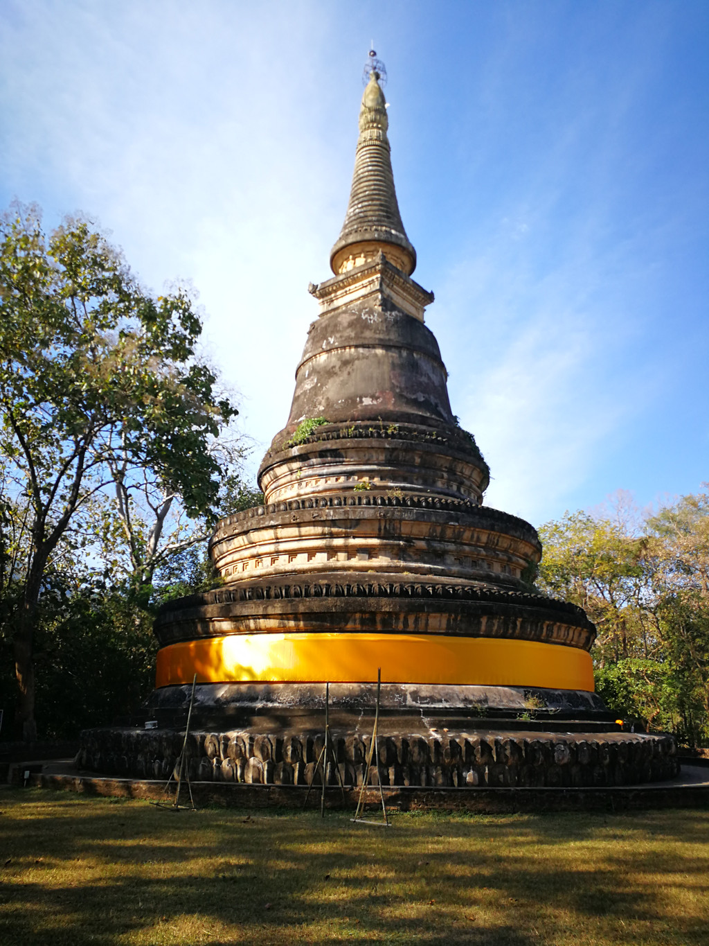 佛塔,泰国的佛塔都不是空心的,一层一层造的