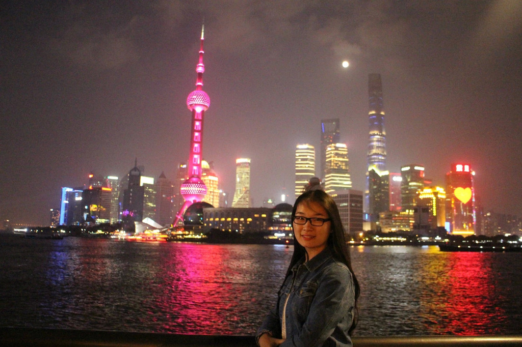 来到上海,一定要来外滩看看夜景,游客照也是必须要留一张的