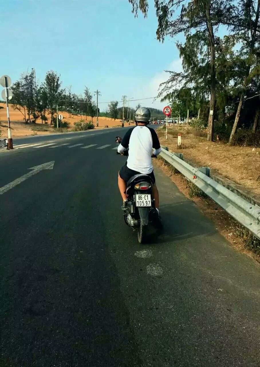 后来遇到的一个中国留学韩国的东北小伙,请我帮忙给他拍骑摩托的背影