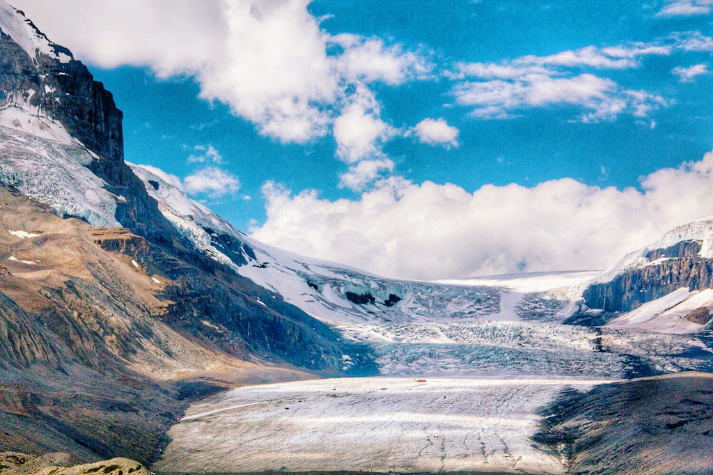 加拿大班芙国家公园群由班芙(Banff)、贾斯珀(Jasper)、幽鹤(Yoho)等多座国家公园组成的自然风景群,位于阿尔伯塔省和不列颠哥伦比亚省的交界处。 公园群位于落基山脉北部,纬度和海拔都比较高,所以终年气候比较冷。这里冬季漫长,从十月到来年五月都被大雪覆盖,最低气温可达零下40。