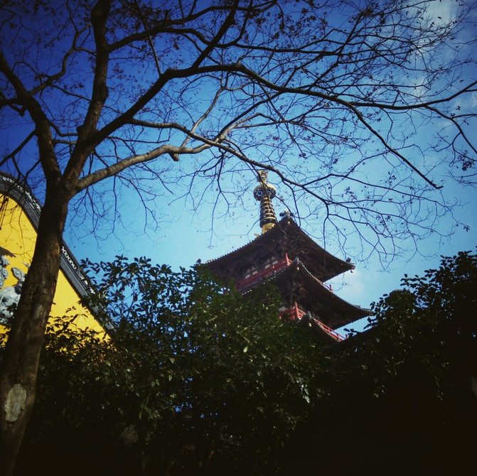 月落乌啼霜满天,江枫渔火对愁眠.姑苏城外寒山寺,夜半钟声到客船.