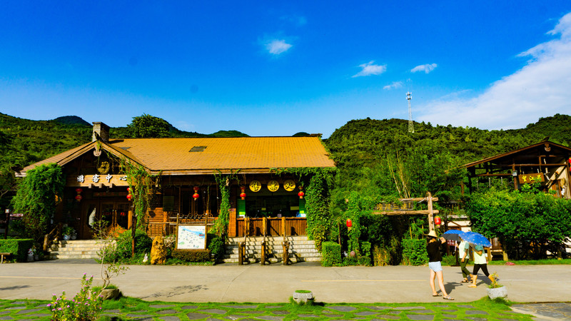 没有在连州地下河吃饭,我们是开车出了景区在路边农家乐解决的,ennn