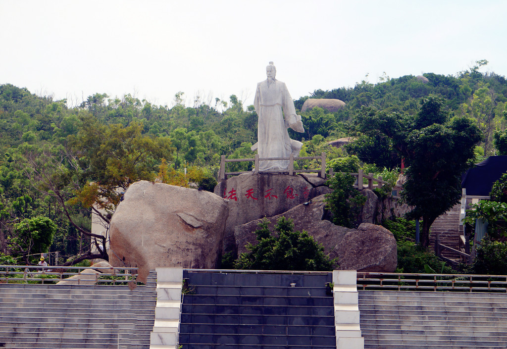 在桂山岛上,有一个文天祥的纪念园.