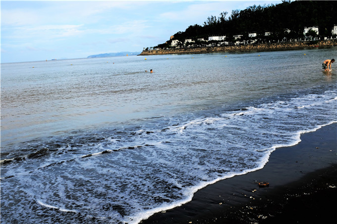 我拉着妻子漫步在澳门黑沙滩,感受空气中海水的味道,感受海风拂面的