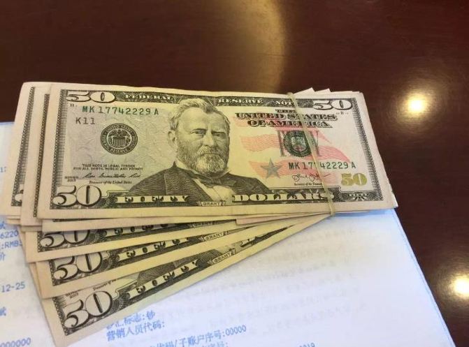 柬埔寨法定货币是瑞尔(rie) 目前同美元的汇率固定在1美元=4046.