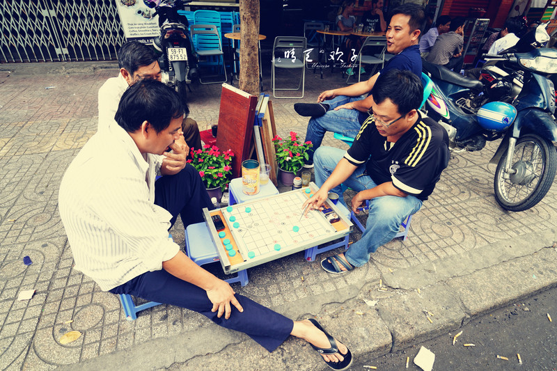 街头男人们在下象棋,我看了一会儿,棋子棋盘都是一样,但走法奇特.